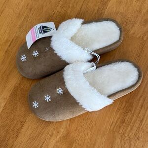 🎁NWT Memory Foam Brown and White Slippers Snowflake Design Pressure Relief Scuff